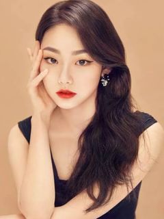 Kang Mi-na (강미나)